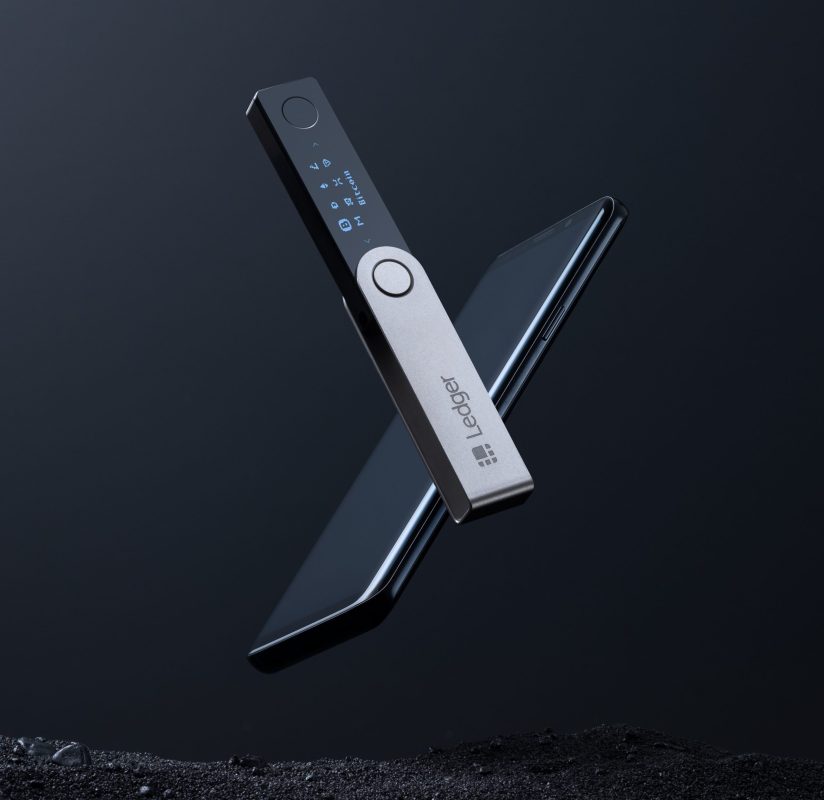 ledger-nano-x-with-phone-beautyshot. ארנק קריפטו לדג'ר נאנו